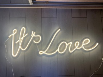 Napis neon It’s love miłość 
