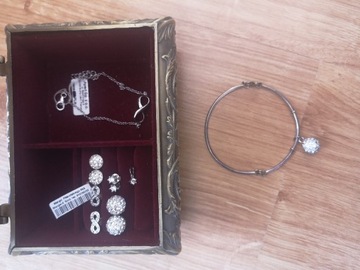 Zestaw srebrnej biżuterii z kryształkami