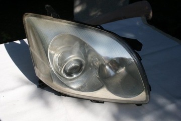 reflektor lampa przednia Toyota Avensis2004 prawa 