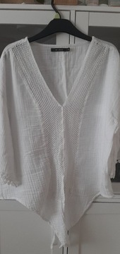 Biała bluzka w formie narzutki