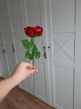 Róża ze wstążki, róża jak żywa, czerwona róża