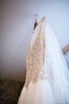 Bogato zdobiona suknia ślubna 