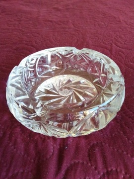 Popielniczka kryształowa, średnica 13,5 cm.