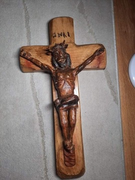 Krzyż ręcznie rzeźbiony