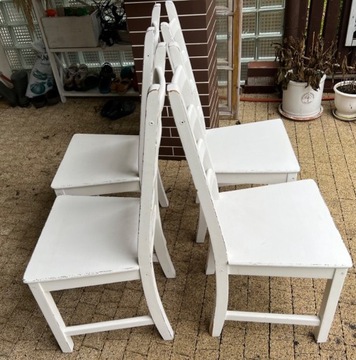 Krzesła drewniane, ręcznie malowane na biało.