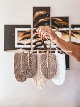 Pióra piórka liście na kiju makrama boho loft nude