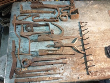 Przedmioty narzędzia wykonane przez kowali 