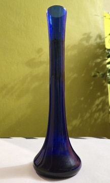 Wysoki, niebieski wazon z czasów PRL