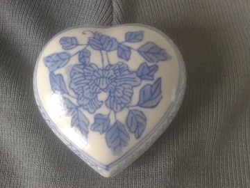 Piękne porcelanowe pudełko w kształcie serca 