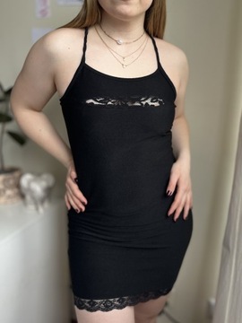 Elastyczna prążkowana mini sukienka z koronką s
