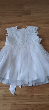 Biała tiulowa sukienka sypanie kwiatków wesele 