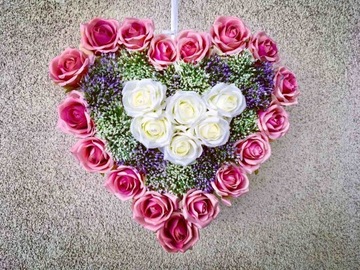 Serce wiklinowe ze sztucznych kwiatów.