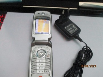 Motorola V360 z ładowarką