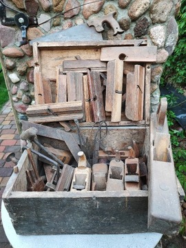 Stara skrzynia z narzędziami stolarskimi