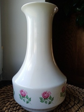 Porcelanowy biały wazon z różami
