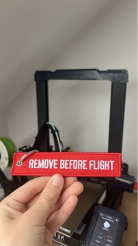 brelok haftowany "remove before flight" czerwony