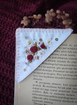 Zakładka do książki haftowana ręcznie w kwiaty 