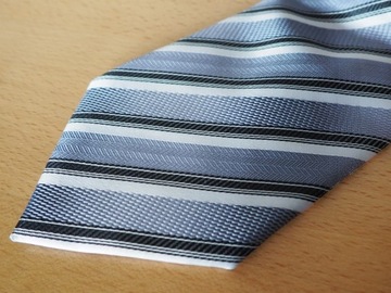 Krawaty męskie, wąskie i szerokie, eleganckie.