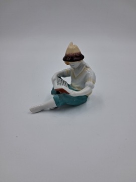 Hollohaza figurka porcelanowa sygnowan chłopiec czytający książkę 1979-1985