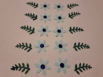 Kwiaty błękitne stokrotki z listkami Handmade