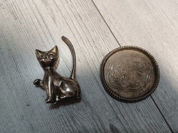 Metalowa figurka kot stojak na pierścionki 