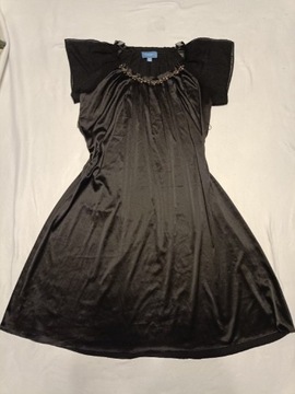 Czarna satynowa luźna sukienka na krótki rękaw 