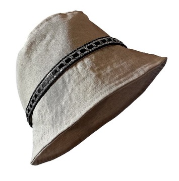 Bucket hat beżowy, kapelusz z elegancką ozdobą
