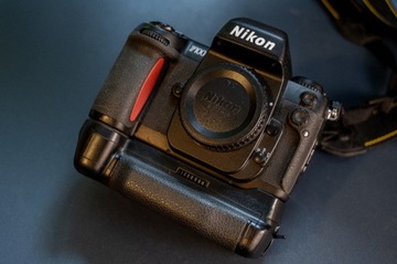 Analogowy Nikon F100 / F 100 + grip w super stanie