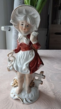 Figurka porcelanowa Dziewczynka w sukience