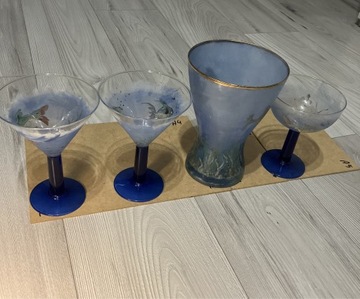 kieliszki do martini i wazon . dzieło sztuki