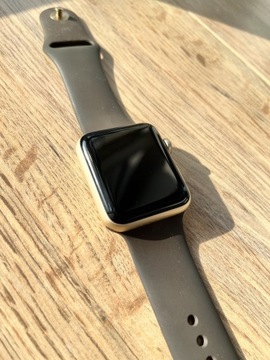 Apple watch  2 42 mm gold alumimium 