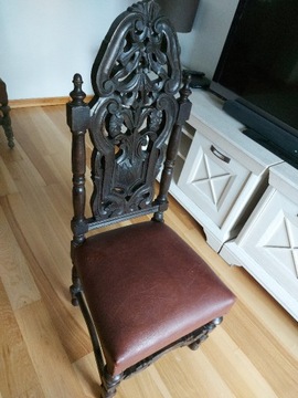 Cztery rzeźbione Hiszpańskie krzesła z XIX wieku.
