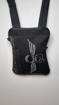 Mała , czarna torebka na pasku, z logo