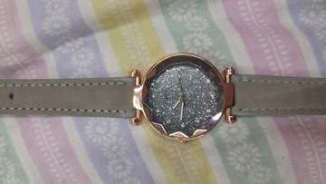 Zegarek szary z brokatowe srebrną tarcza 