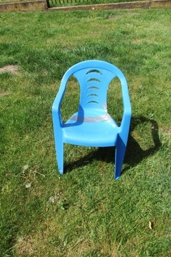 niebieskie krzesełko plastikowe  dzieci Pęknięte