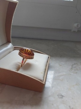 Piękny radziecki złoty pierścionek z bursztynem