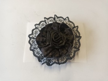 Broszka róża satynowa czarna 8cm