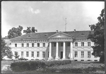 Dęblin, pałac klasycystyczny z XVIII wieku.