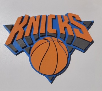 Logo New York Knicks z drewna. 
