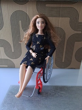 Lalka barbie na wózku inwalidzkim