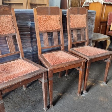 Stylowe, antyczne krzesła z drewna 