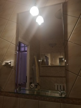 Lustro łazienkowe z półką i oświetleniem