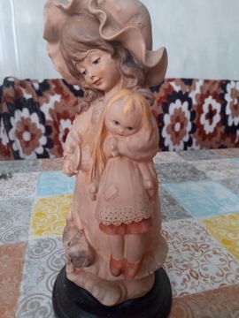 Starodawna figurka dziewczynki z lalką 
