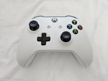 Pad Xbox model 1708, biały