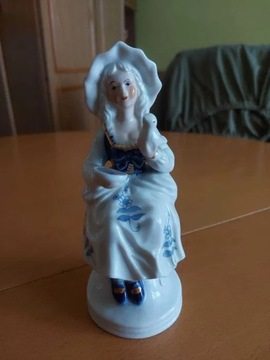 Piękna figurka z porcelany.