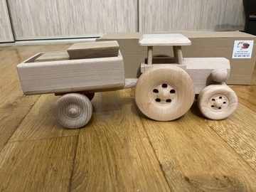 Traktor z przyczepą, zabawka drewniana