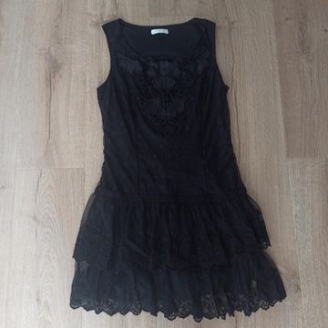 Czarna krótka koronkowa sukienka z falbankami M S promod