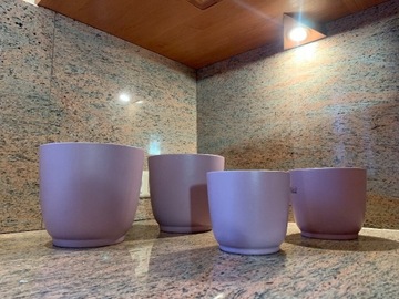 Zestaw doniczek ceramicznych w kolorze fioletowym 