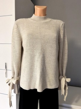 Beżowy sweter Gina Tricor wiązane rękawy półgolf