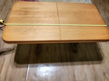 Stół drewniany wyposażenie pokoju